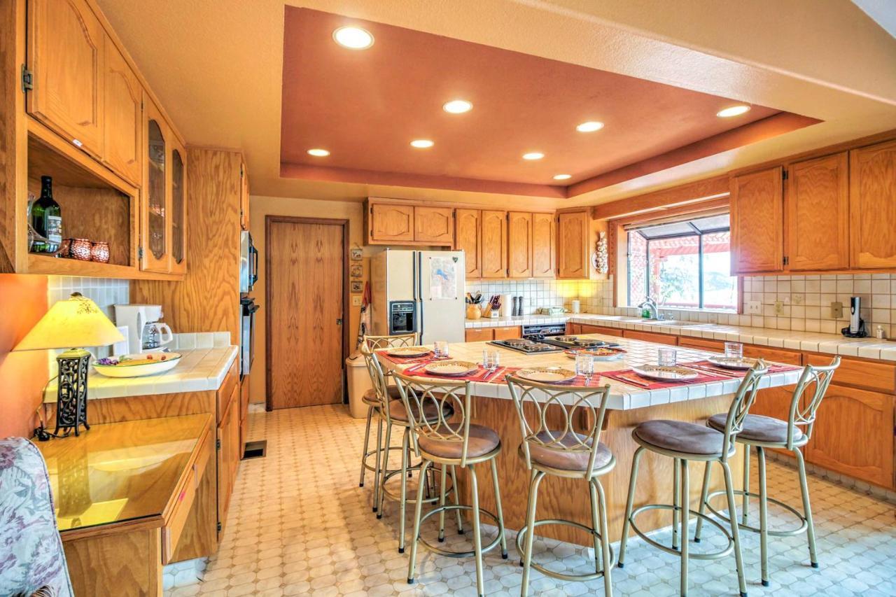 Spacious Kelseyville Home With Large Lakefront Deck! Eksteriør bilde