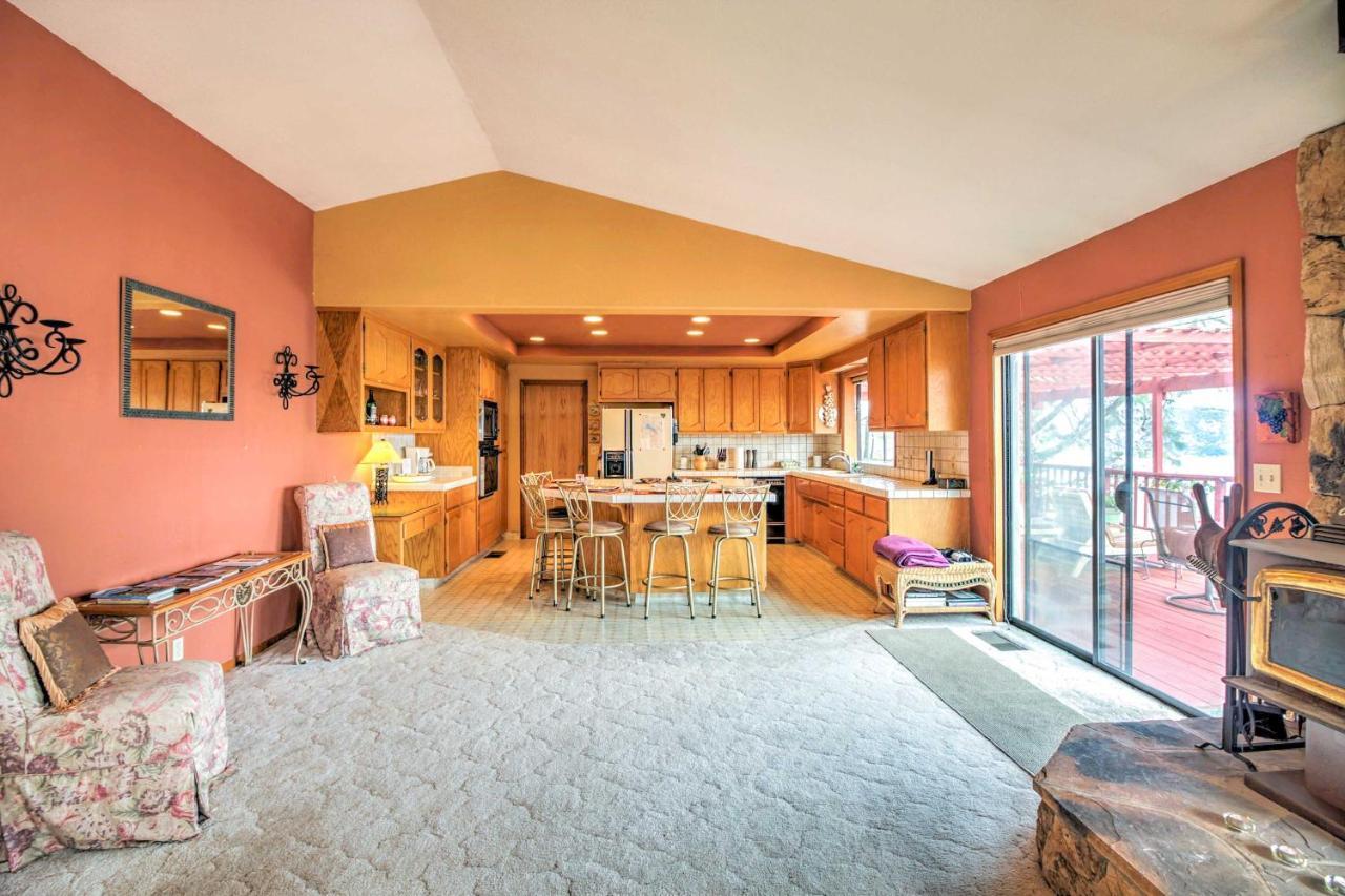 Spacious Kelseyville Home With Large Lakefront Deck! Eksteriør bilde